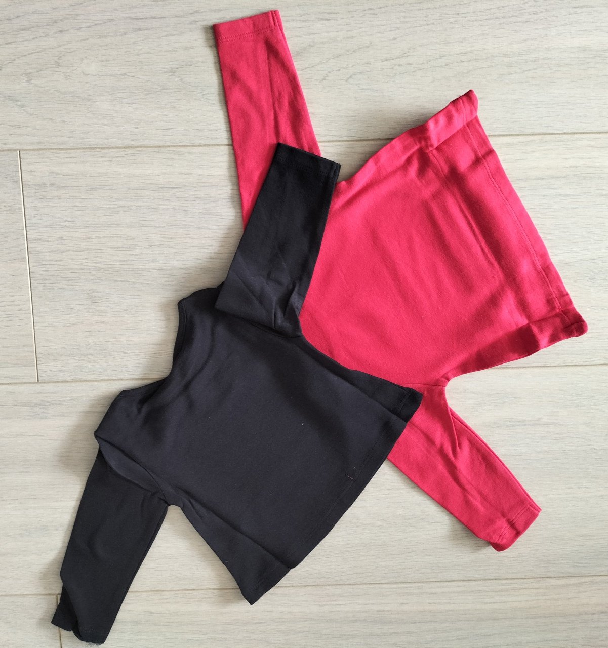 Twee Disney Minnie Mouse shirts zwart en rood maat 62/68
