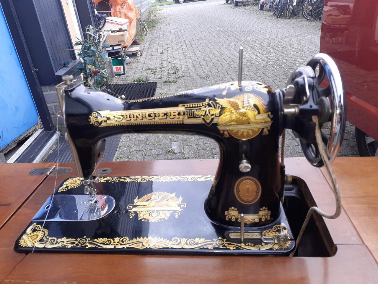 Oude *** Singer trap-naaimachine *** in Meubel .....Museum kwaliteit..!