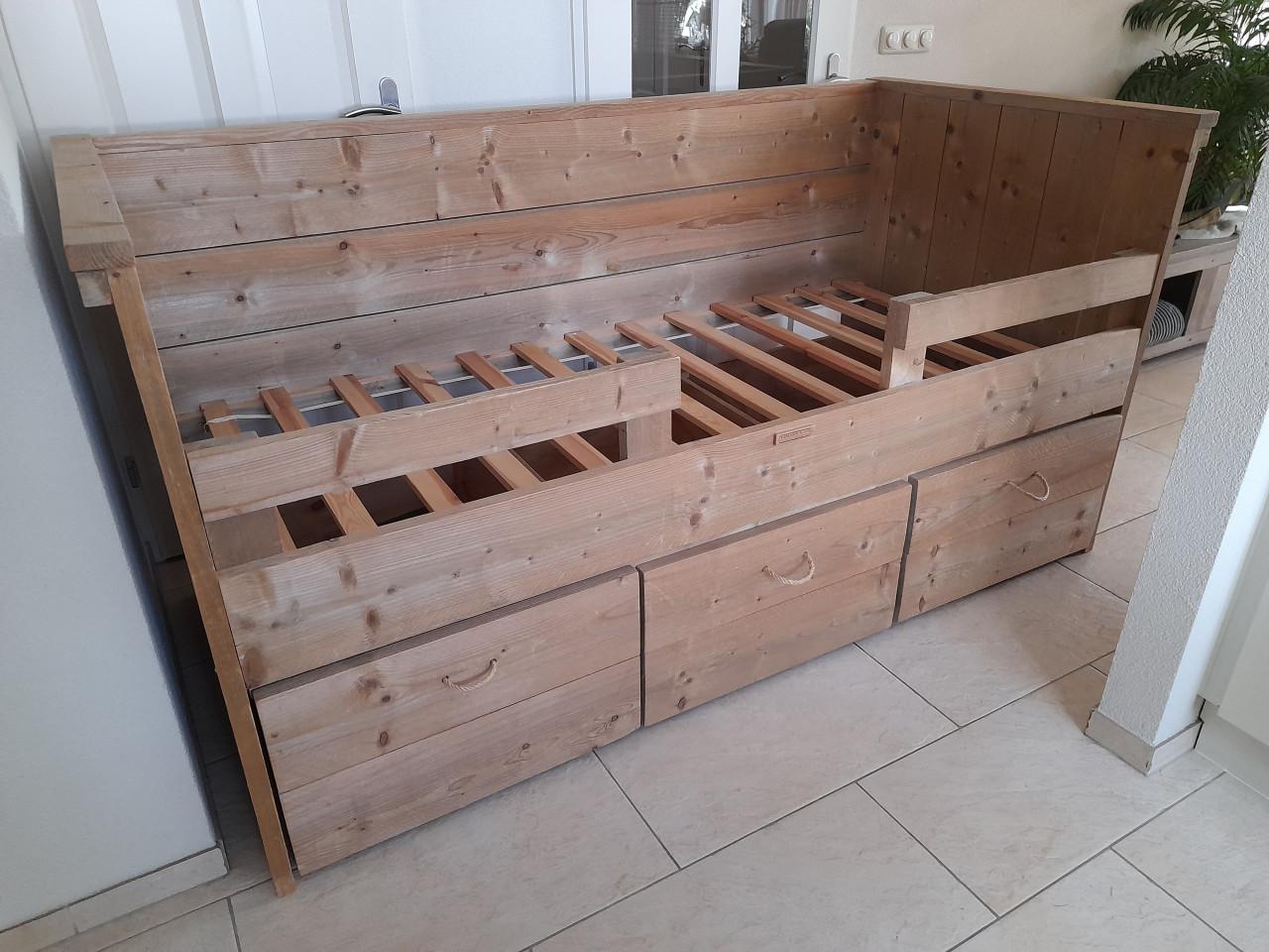Van Londen steiger houten bed 90 x 200 met 3 laden (in goede nette staat )