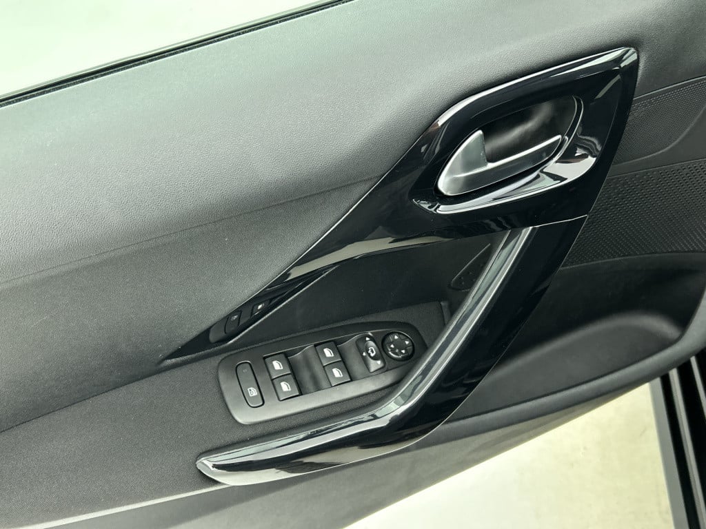 Peugeot 208 82 pk allure | rijklaar |