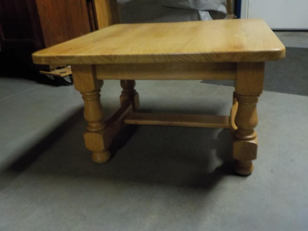 Salontafel geheel massief blank eiken in vrijwel nieuw staat 79 x 80 cm