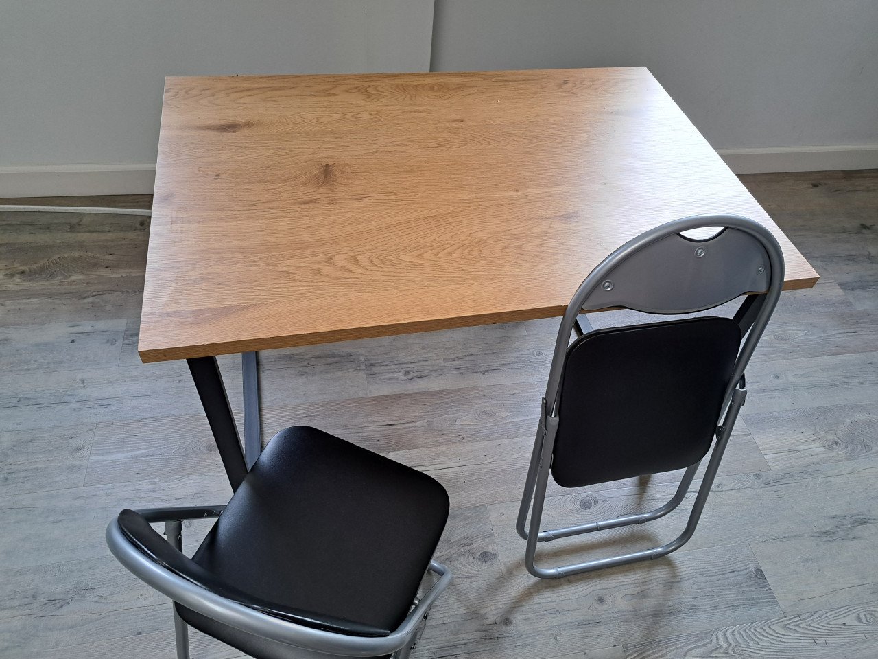 TV-meubel, boekenkastje, kast en tafel met 2 opklapbare stoeltjes
