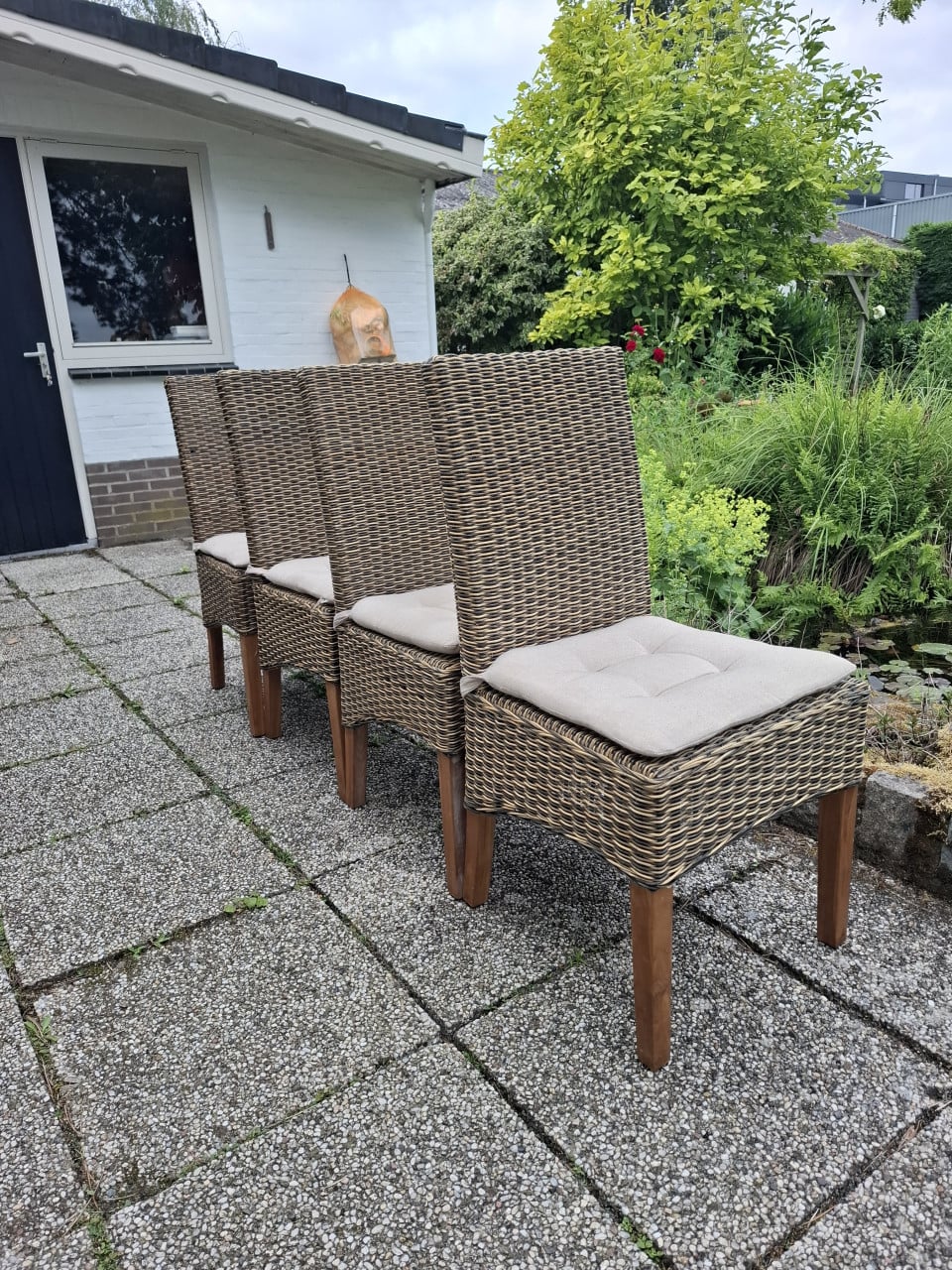 4 stevige stoelen