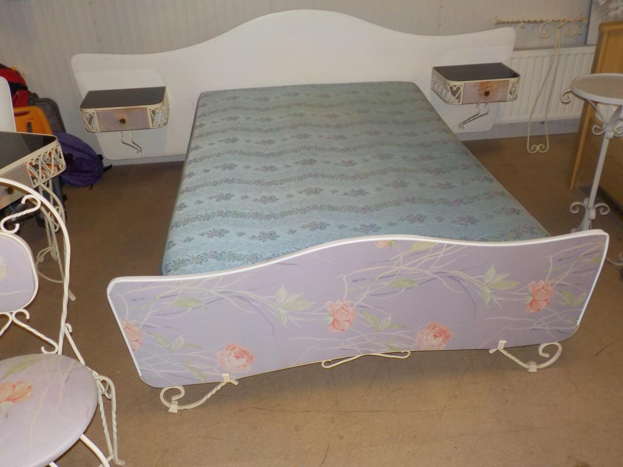Ledikant 130 x 190 cm met kaptafel +spiegel met spiraal met matras + koopje