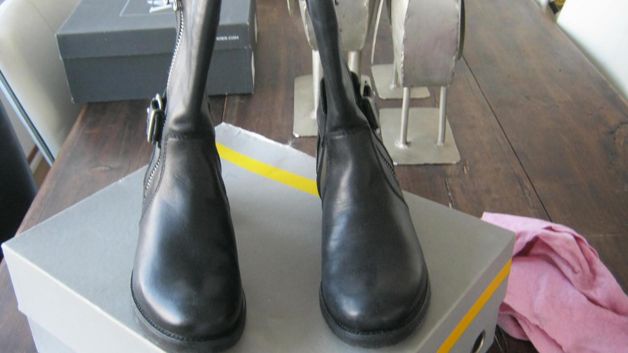 NIEUW LAARZEN MAAT 37  VOOR 50 EURO