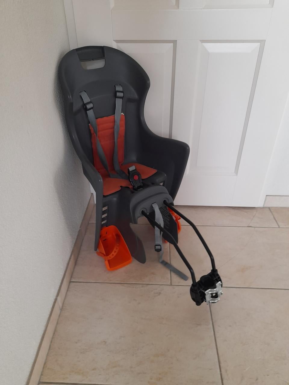 Fiets stoeltje voor achterop met bevestiging ( in goede staat )