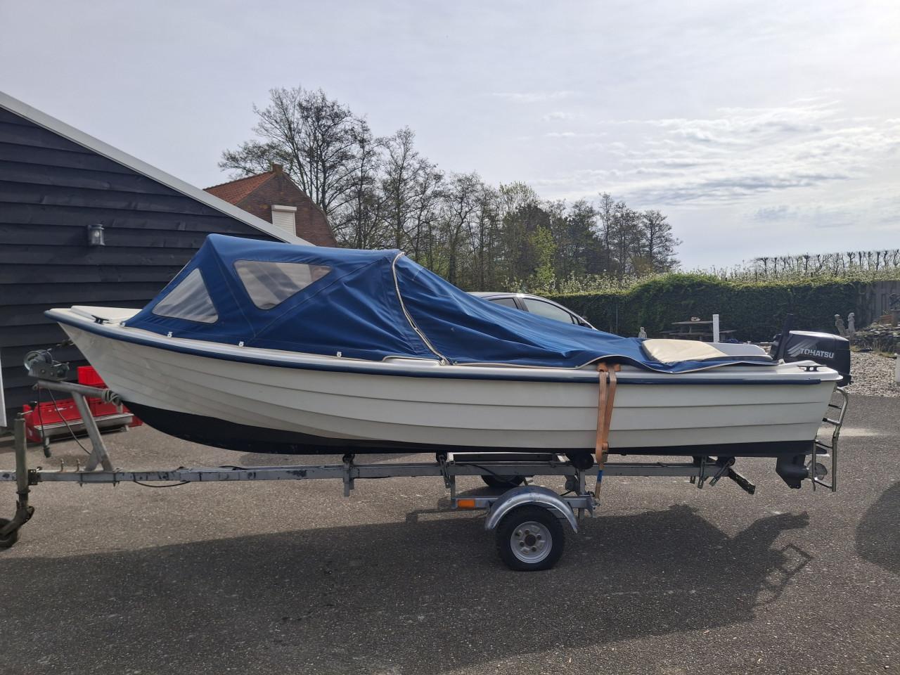 Motorboot met trailer en 15pk Tohatsu motor