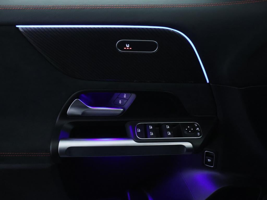 Mercedes-Benz Glb 200 amg line | panoramadak | trekhaak | cruise control | 