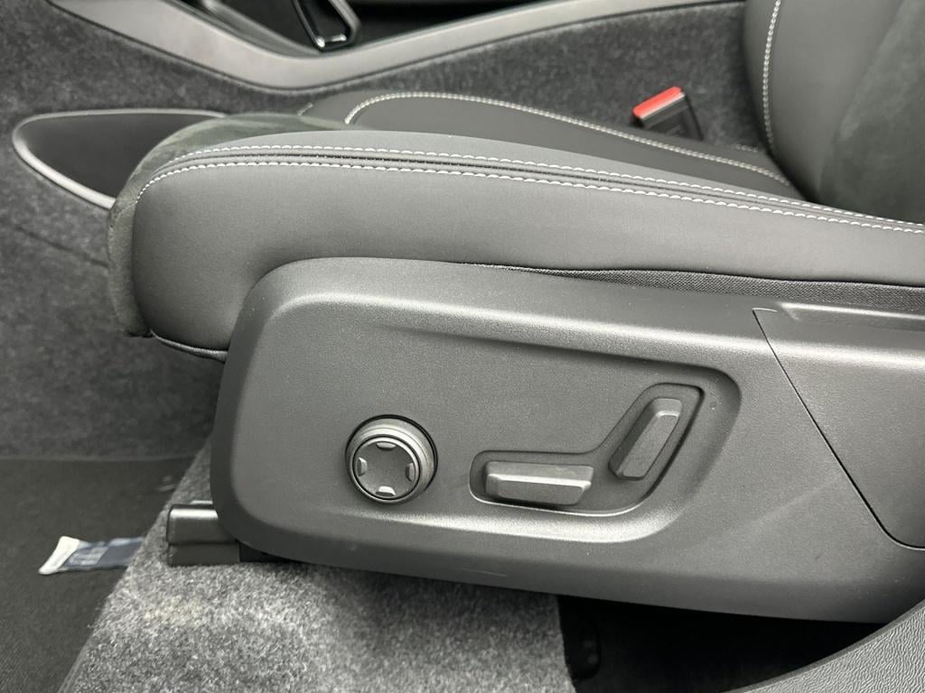 Volvo XC40 b4 197pk plus dark| pano| trekhaak| camera| elek.stoelen