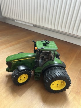 Bruder John Deere 7930