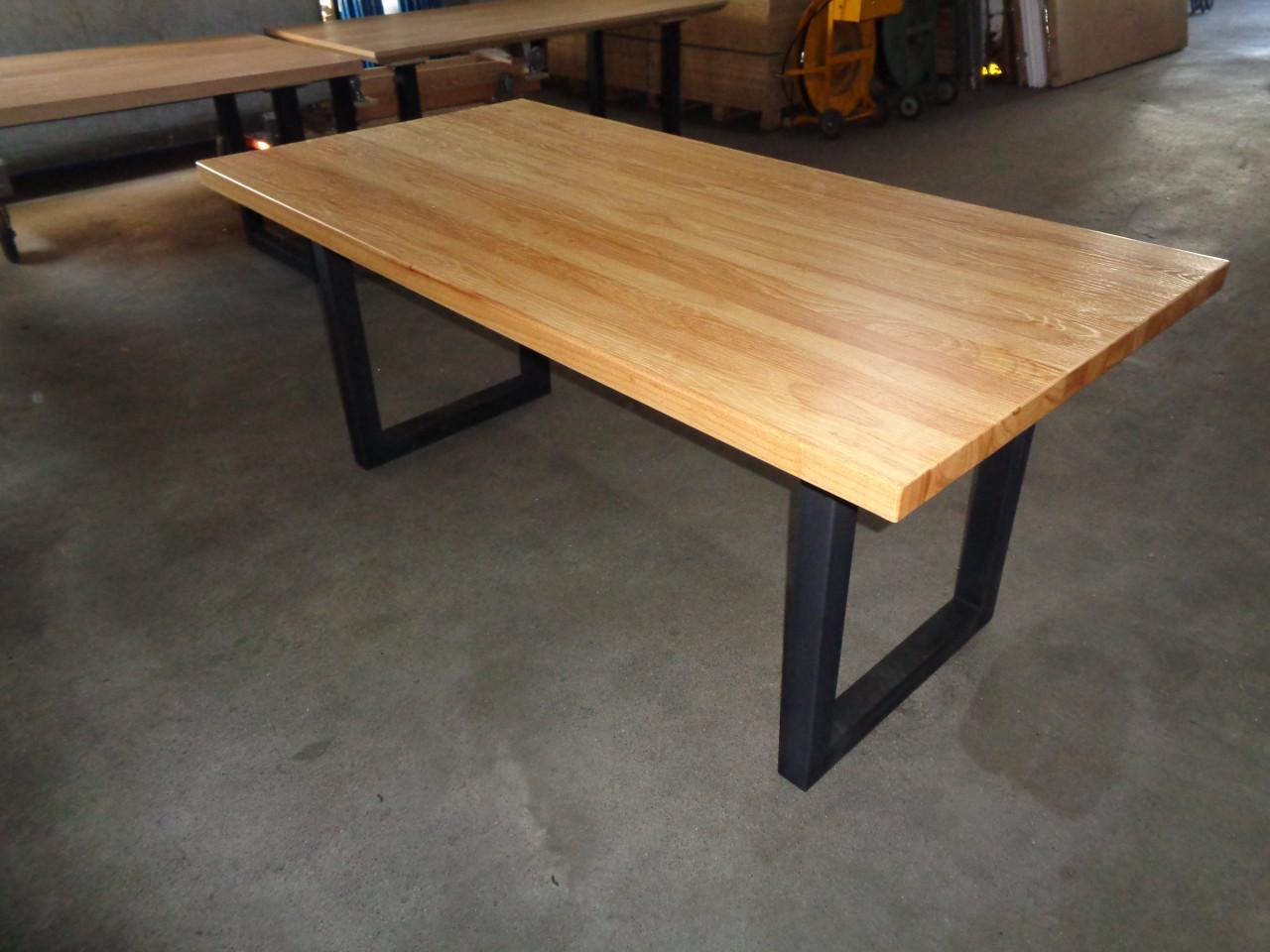 Meerdere nieuwe eetkamer tafels , industrieel .