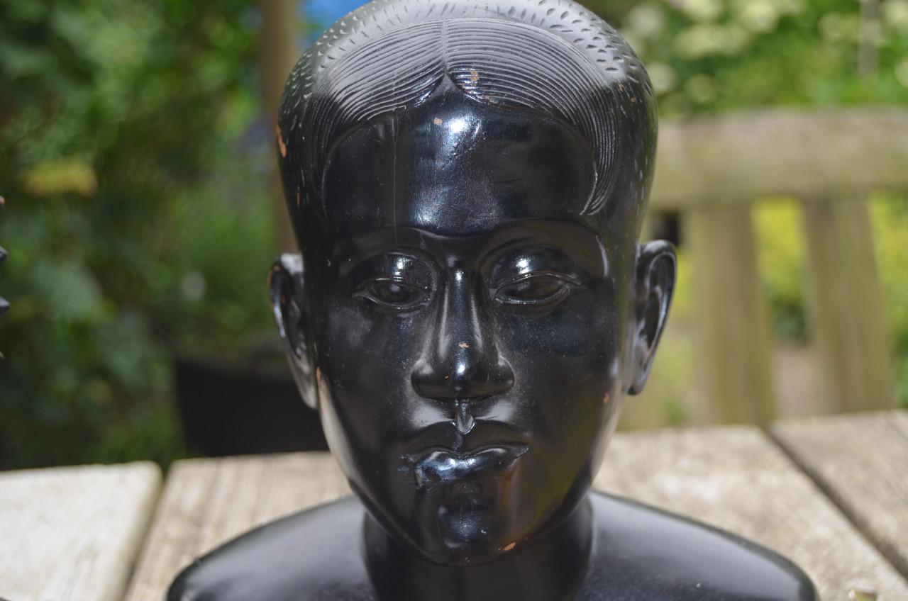 2 Balinese beelden 'hem en haar'.