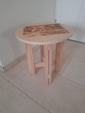 Leuk kindertafeltjes 40 doorsnede en 45H (in goede nette staat )