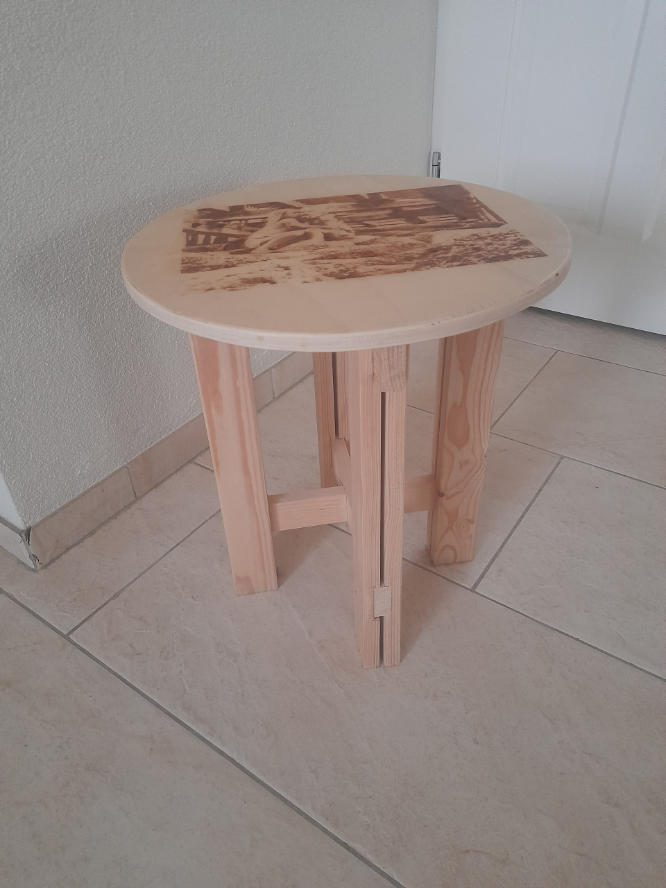 Leuk kindertafeltjes 40 doorsnede en 45H (in goede nette staat )