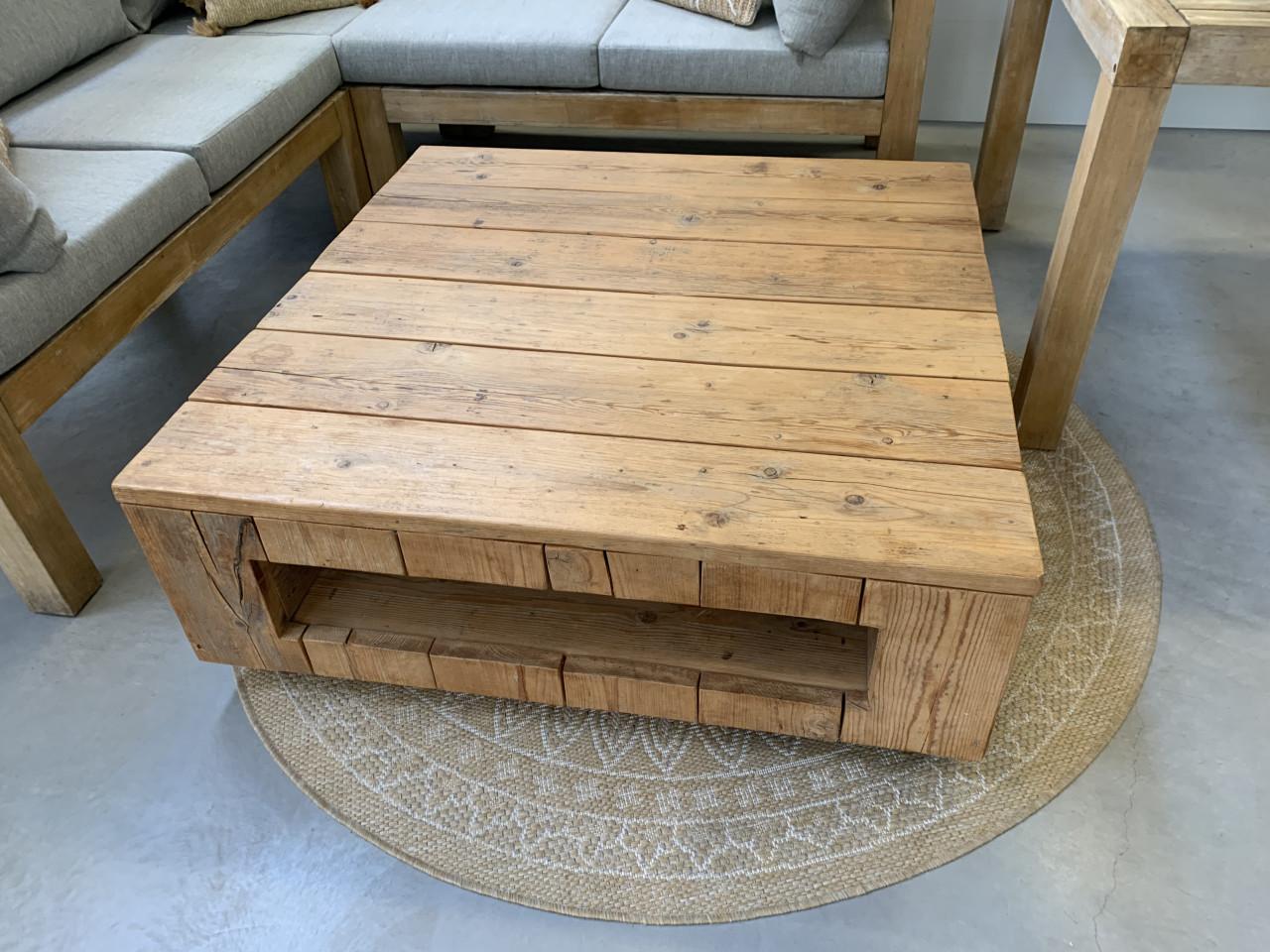 Hardhouten loungeset, met kussens en 2 tafels.