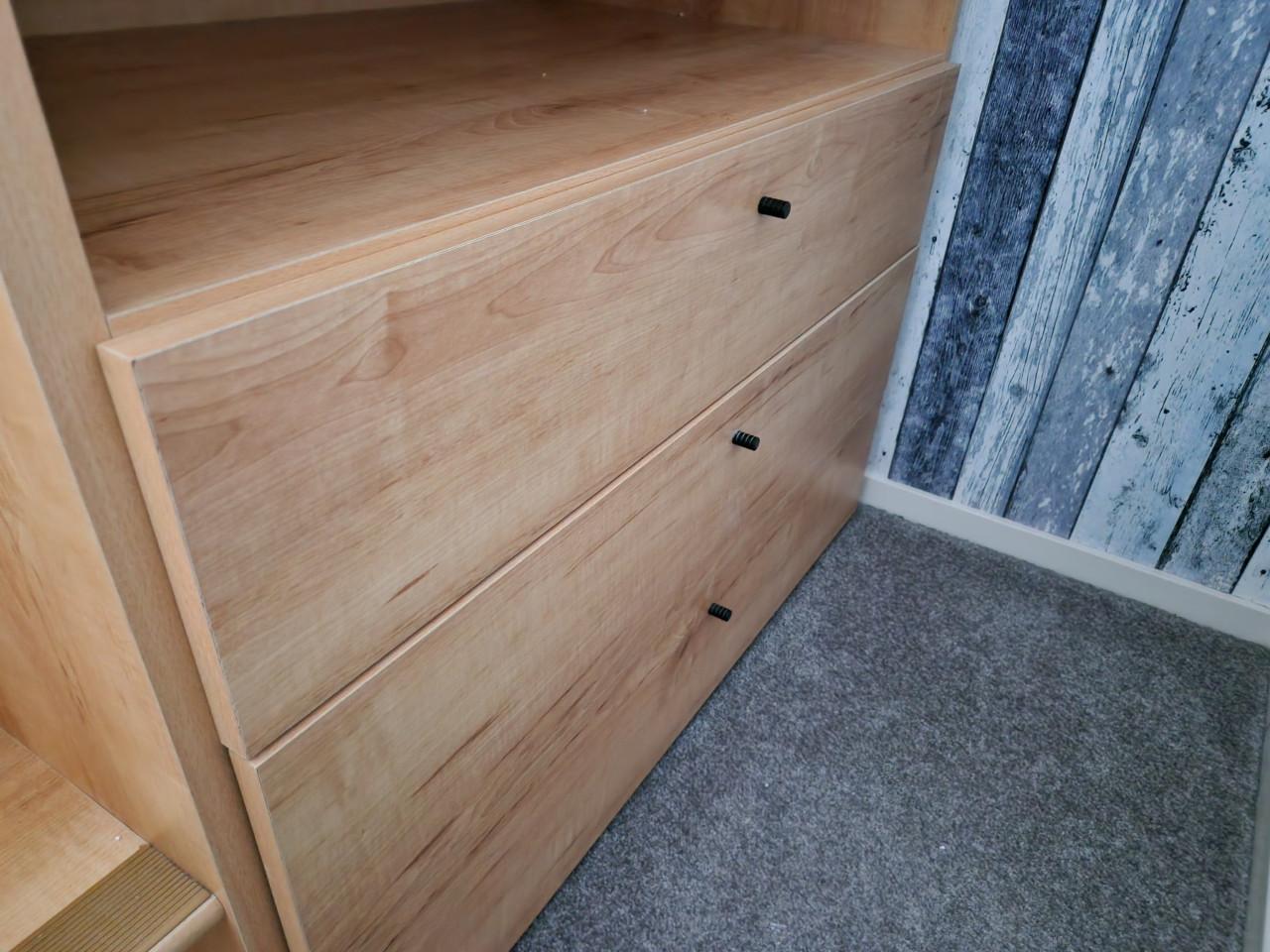 Eenpersoonsbed met buro eraanvast