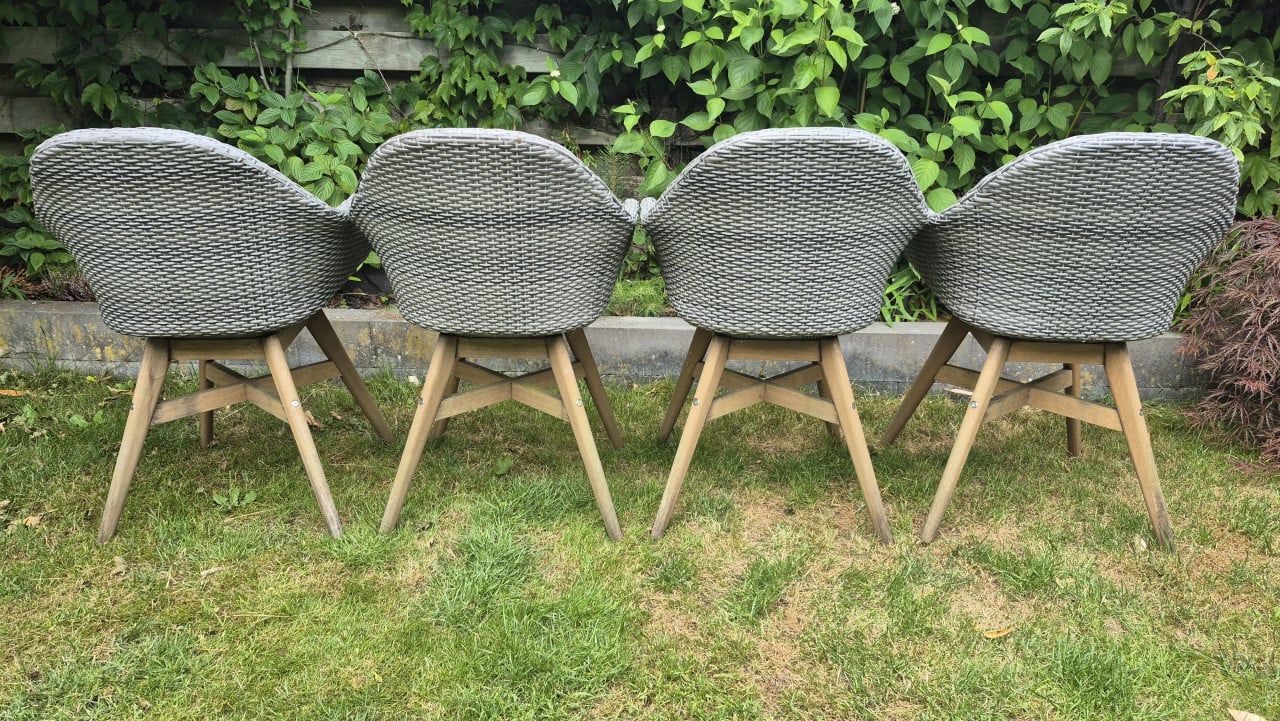 4 tuinstoelen grijs wicker met houten onderstel