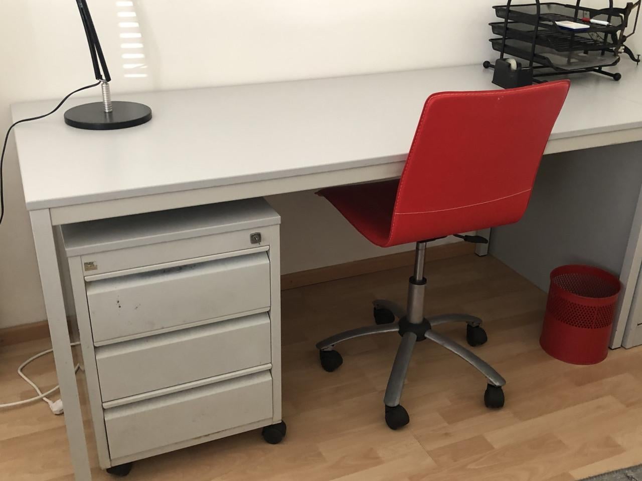 Bureau met laden kast