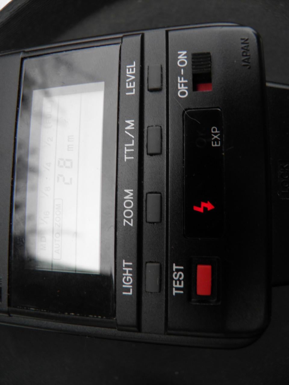 Flitser minolta 4000 af, werkt met 4 aa batterijen.