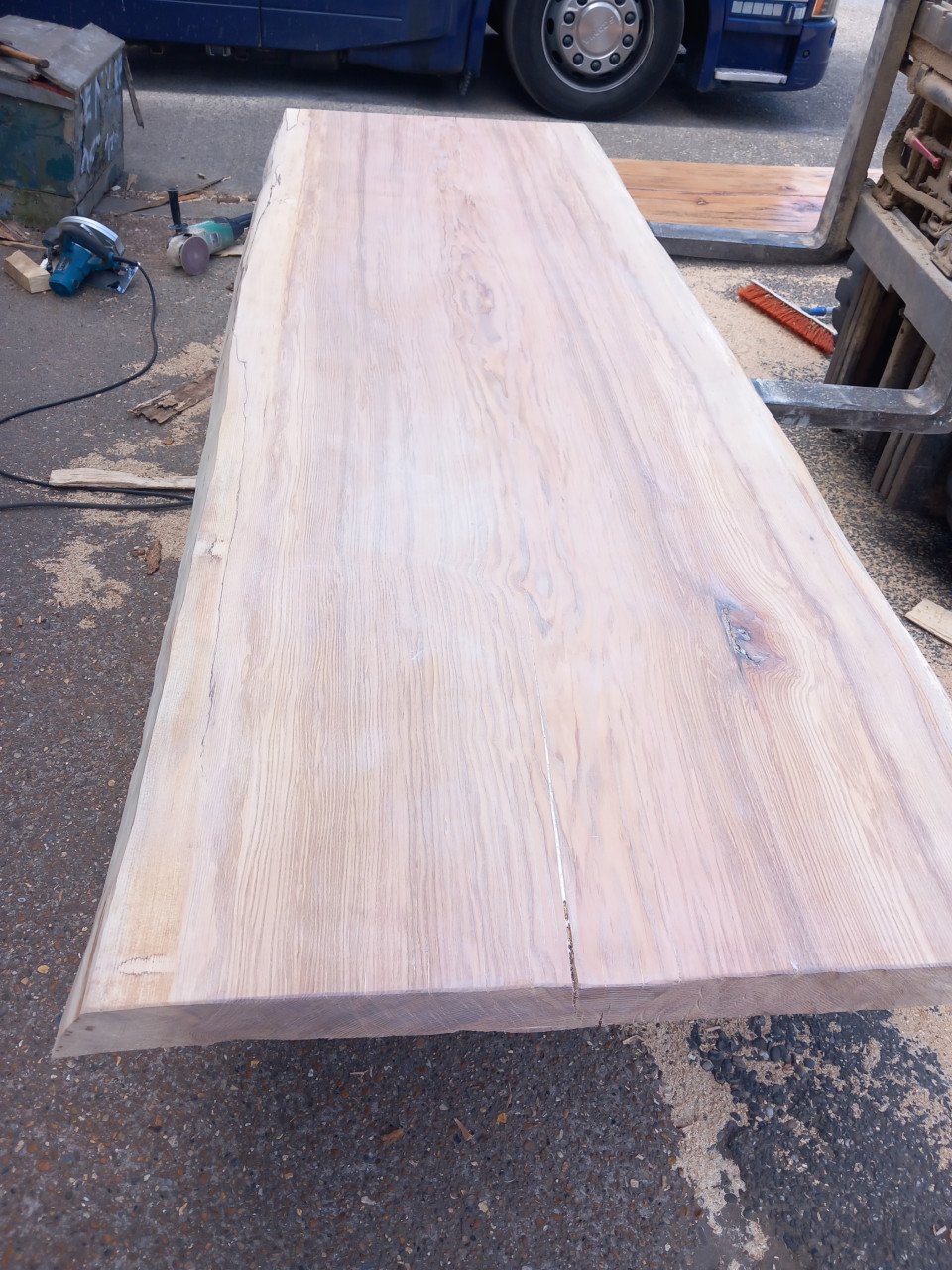 Boomstamtafels tafelbladen wandplanken salontafel bartafel in boomstamvorm