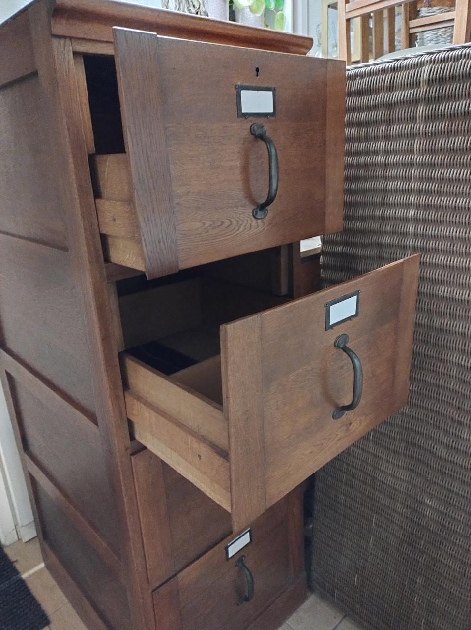 Leuke oude notariskast voorzien van 4 grote lades