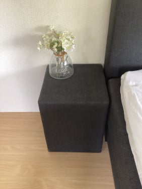 2 antraciet kleurige stoffen Hockers
