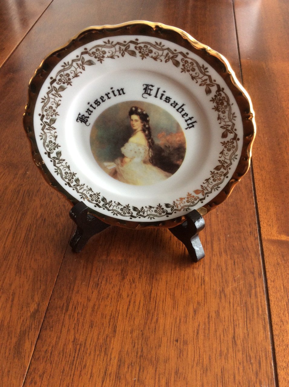 Een prachtig schoteltje met de afbeelding van Kaiserin Elisabeth.