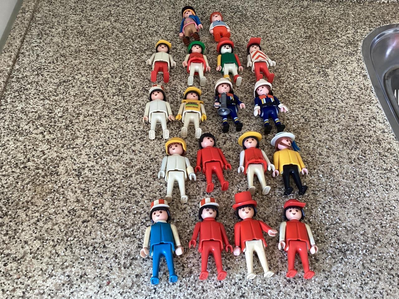 30 Playmobil poppetjes.
