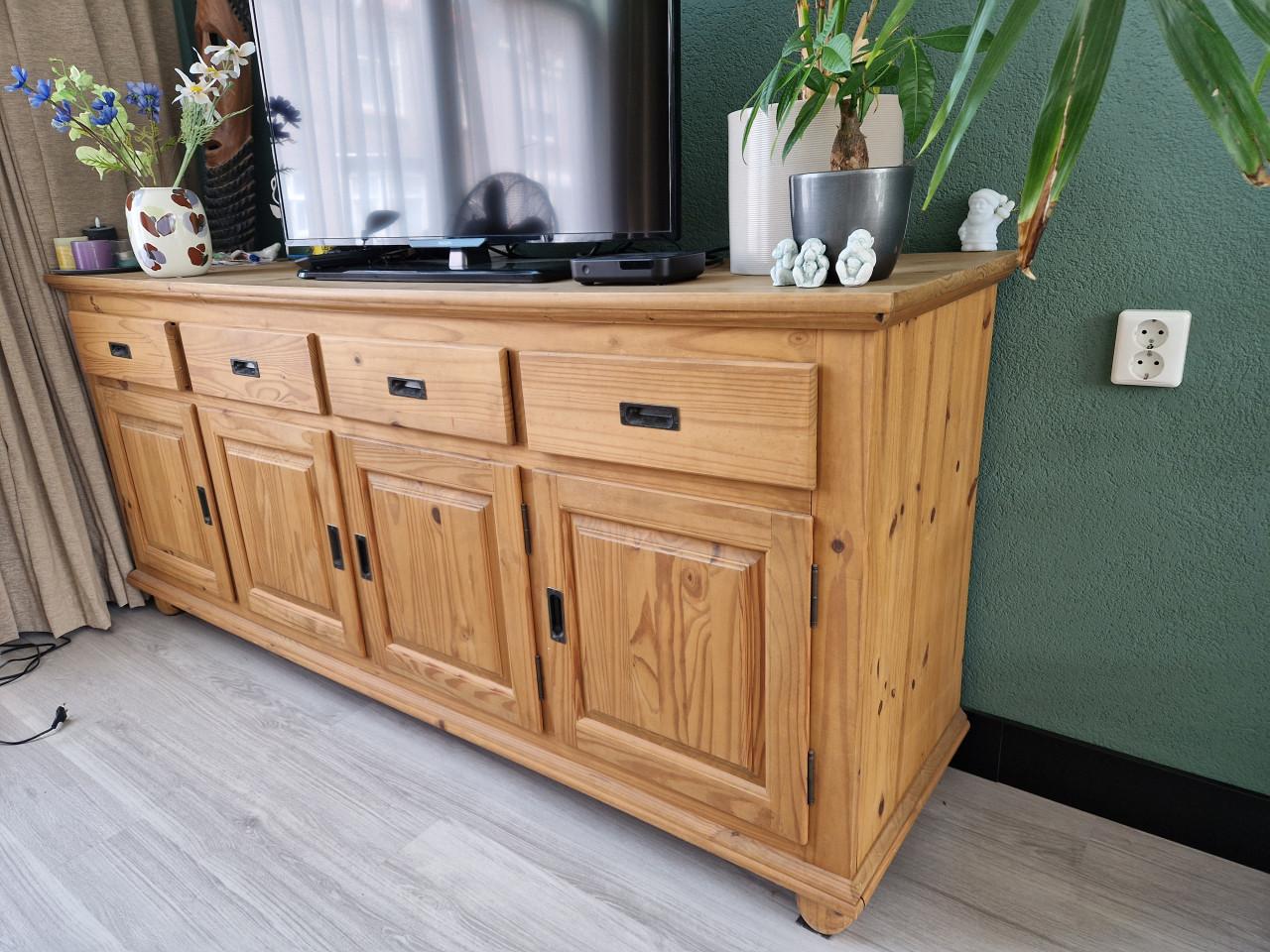 Grenen dressoir met veel bergruimte