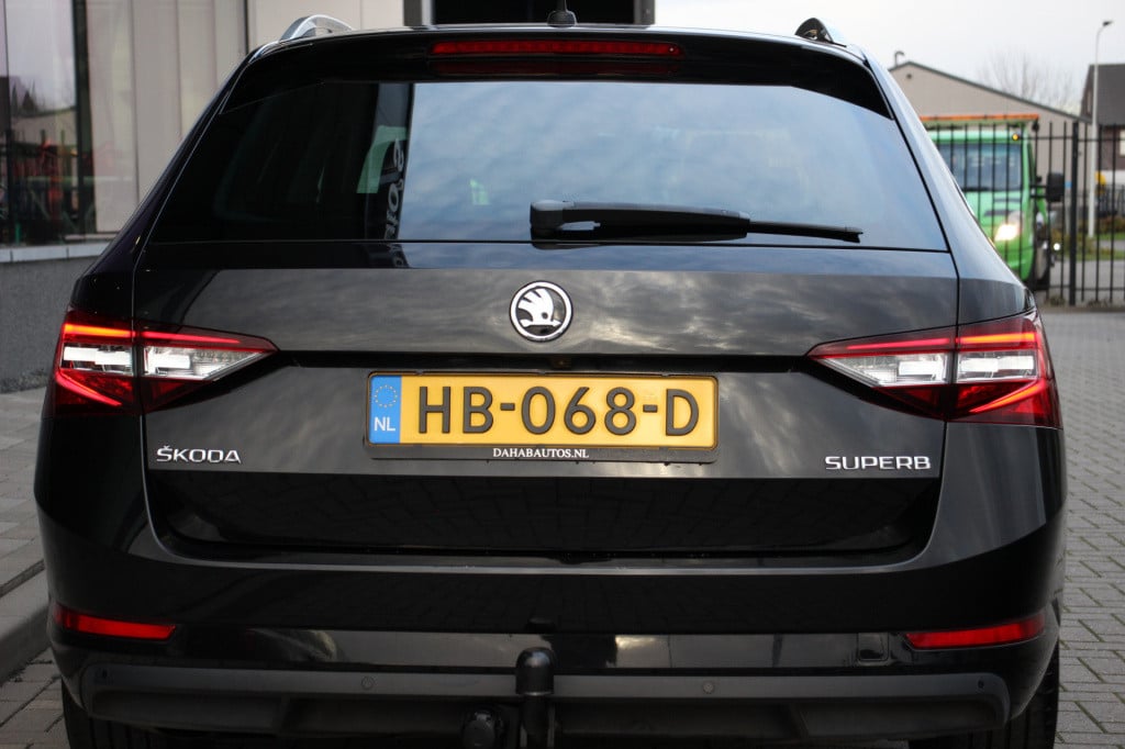 Skoda Superb combi 1.6 tdi style business | automaat | navi | camera