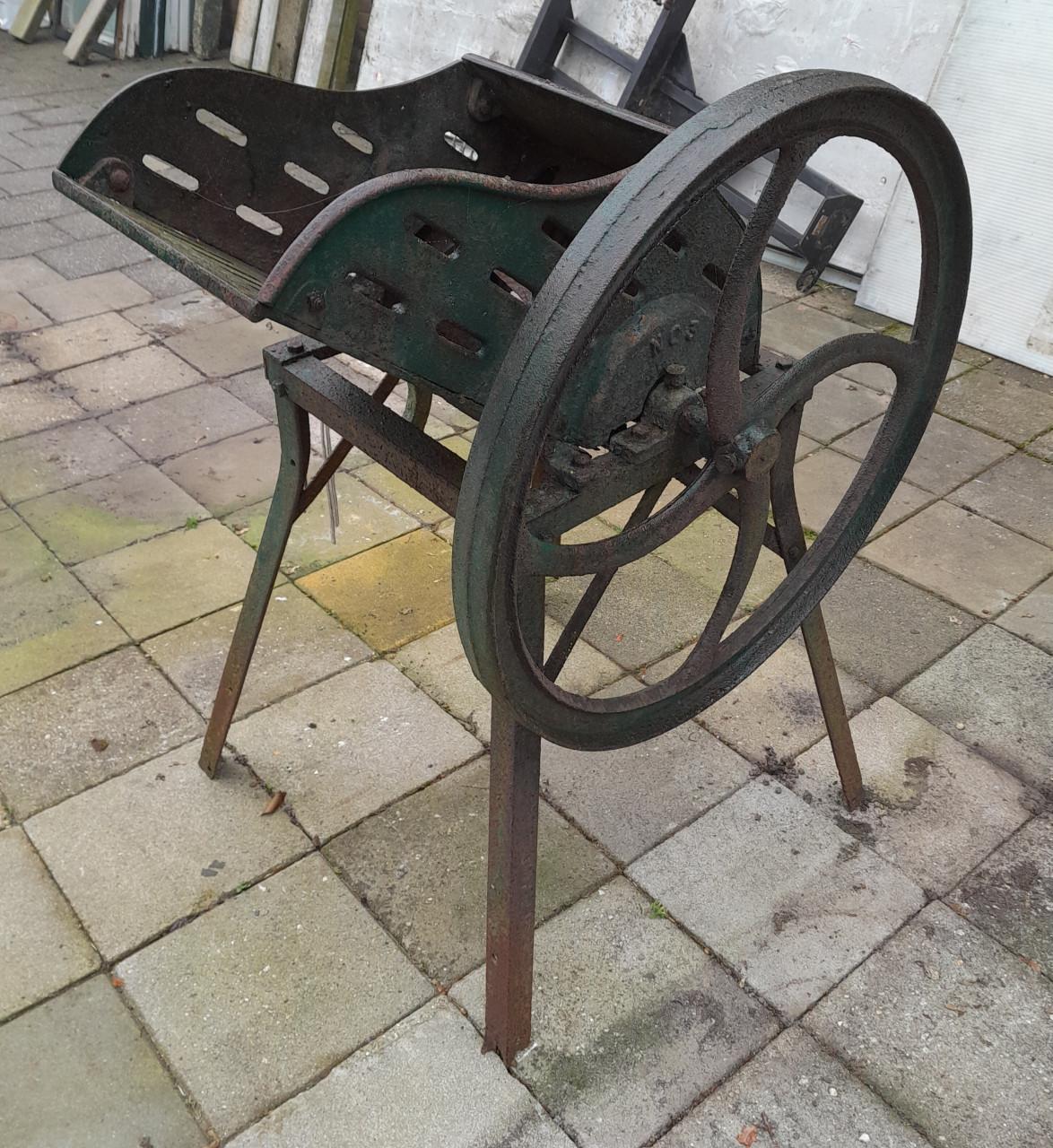 Ouderwetse bietenmolen van de Vleesschouwer