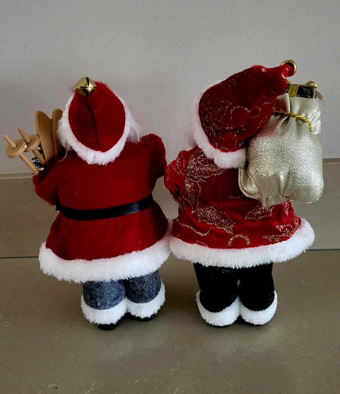 2 verschillende Kerstmannen 28 cm hoog (zo goed als nieuw)