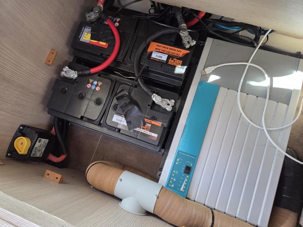 Burstner Onbekend but660 luifel | keuken | omvormer | toilet en douche | ru