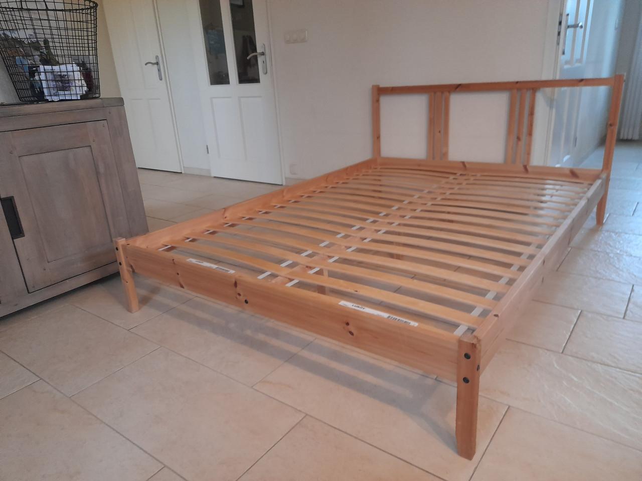 Houten bed 140 x 200 (in goede staat)