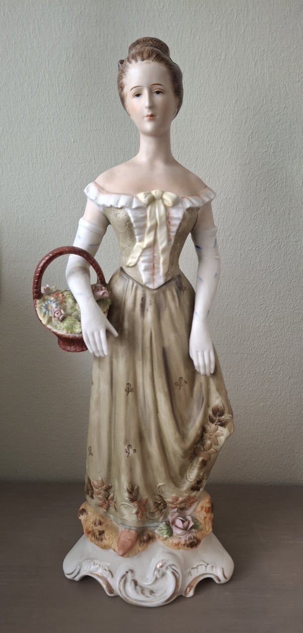 Beeldje: Vrouw met mand