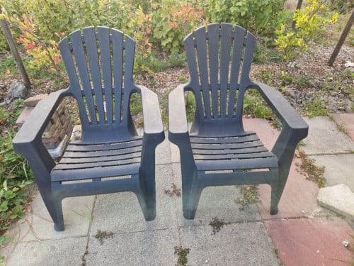 Twee antraciet kunststof lounge tuinstoelen voor 15 euro!
