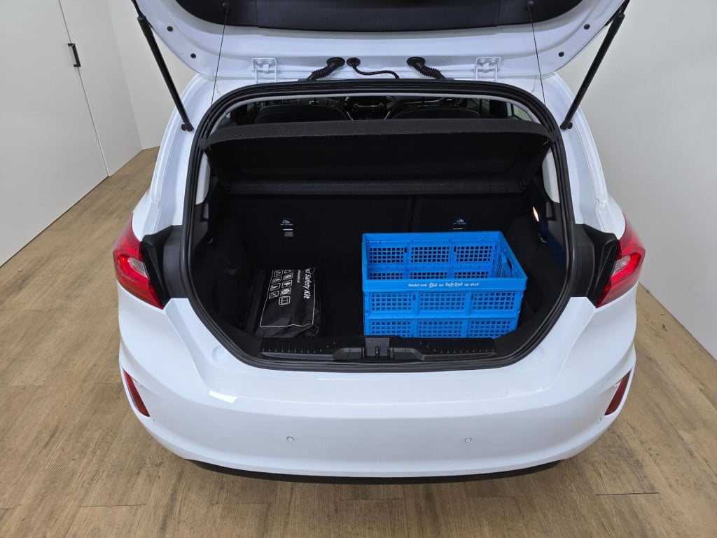 Ford Fiesta occasion luxe titanium met zwarte velgen en parkeercamera | bom