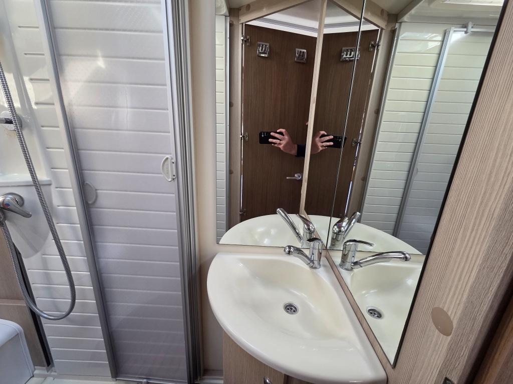 Burstner Onbekend but660 luifel | keuken | omvormer | toilet en douche | ru