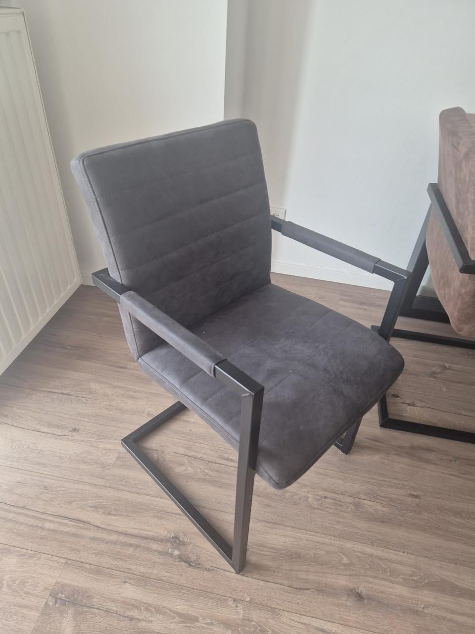 Eettafel inclusief 6 stoelen.