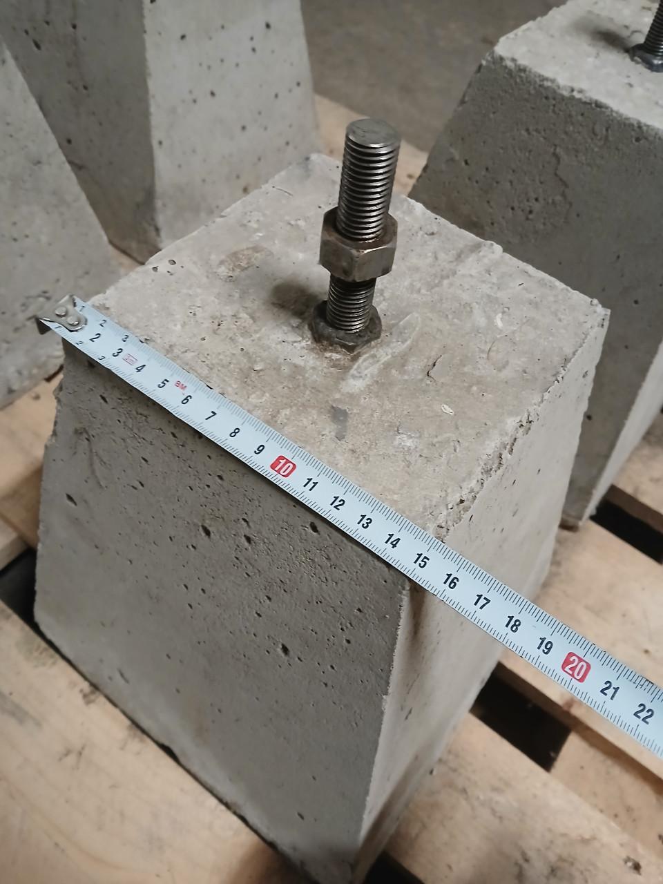 4x verstelbare betonpoer, paalsteun, sokkel of fundering.