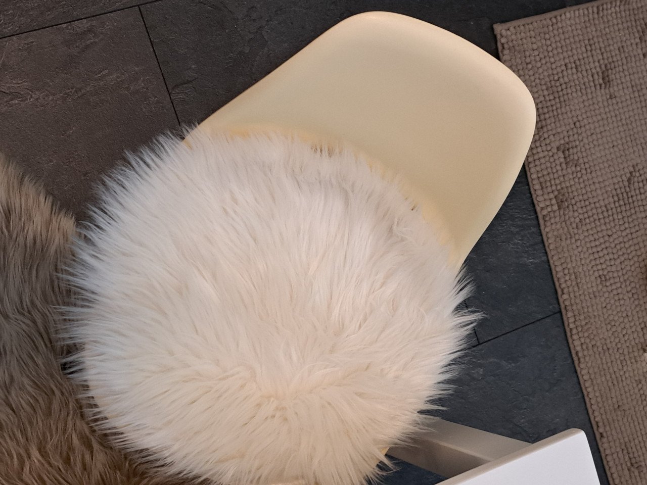 Mooie en veilige kindertafel en stoel