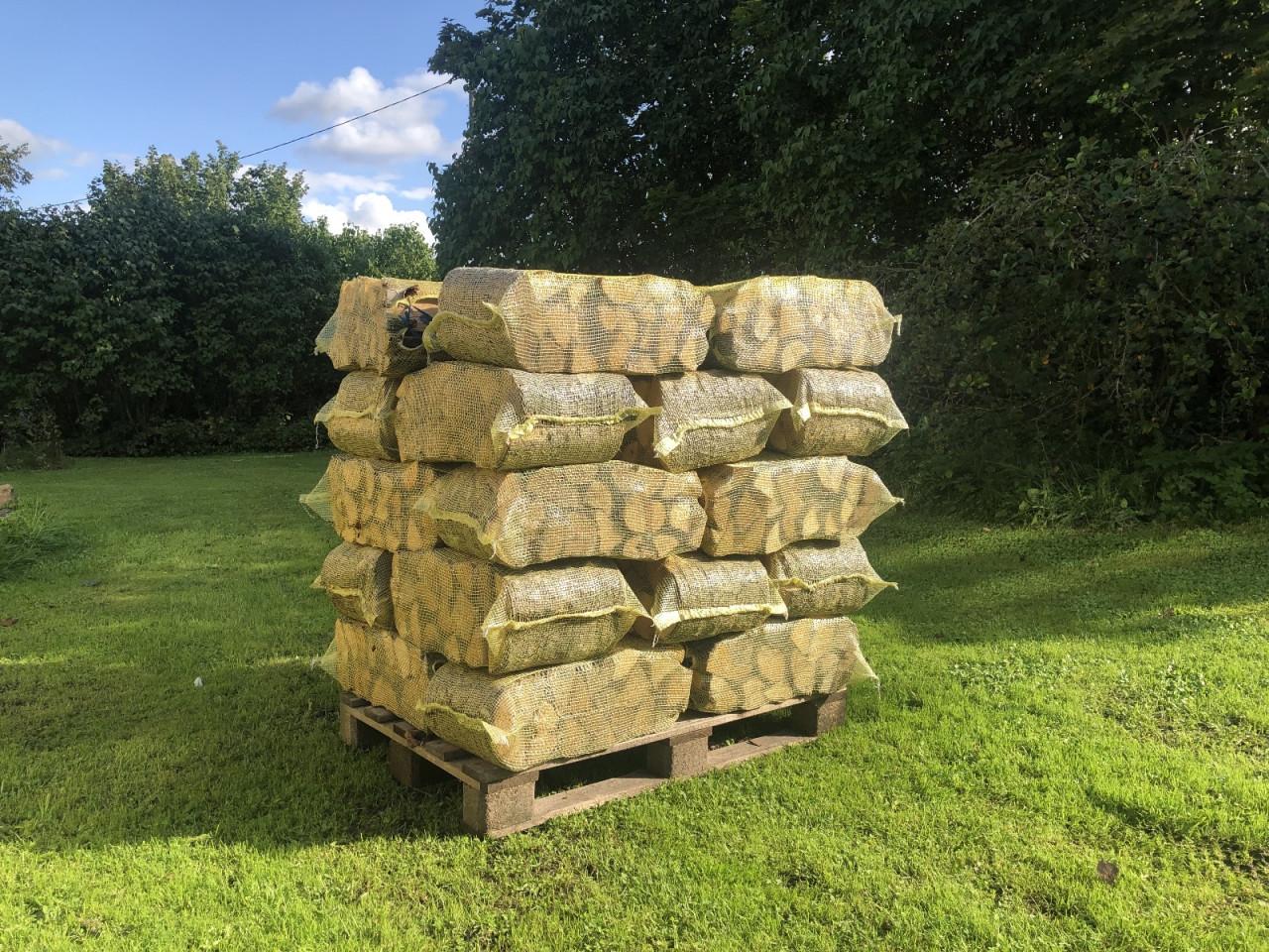 Haardhout in 40 liter zakken; Droog en Stookklaar.