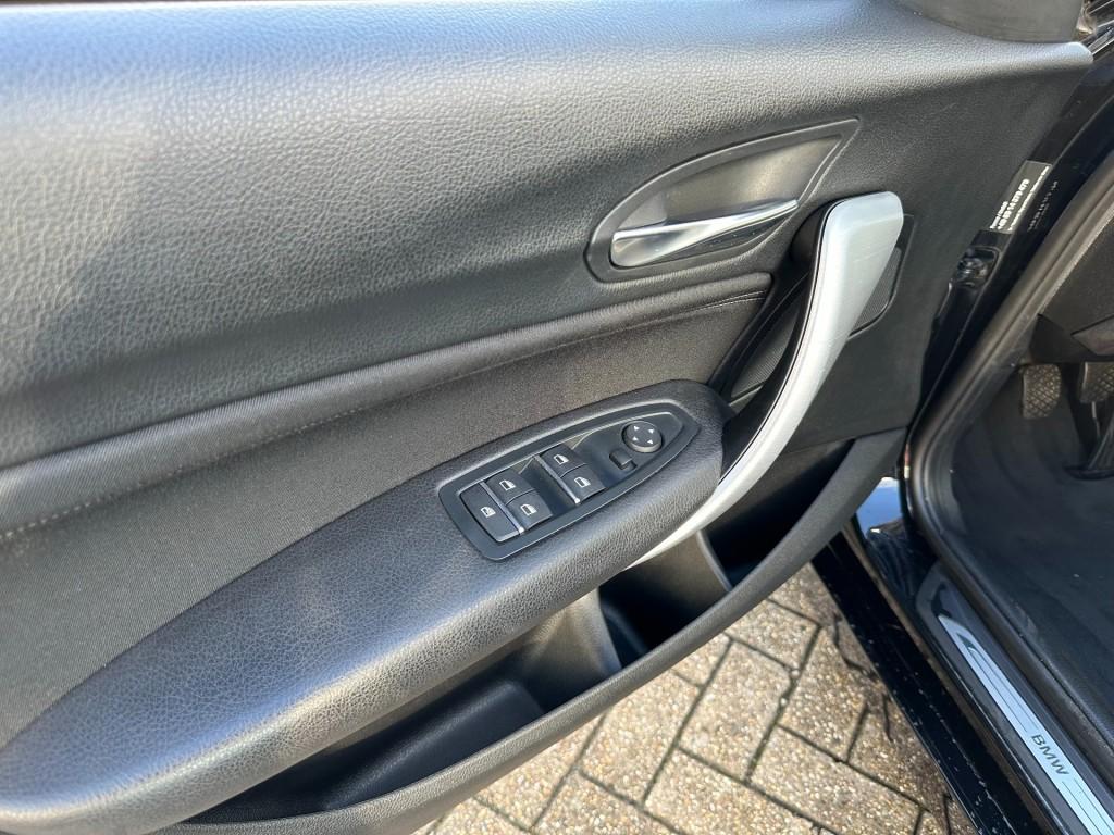 BMW 1 Serie 116i sport shadow edition carplay dab+ pdc voor en achter 17'' 