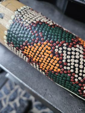 Prachtige vintage grote gedecoreerde bamboe regenmaker peru