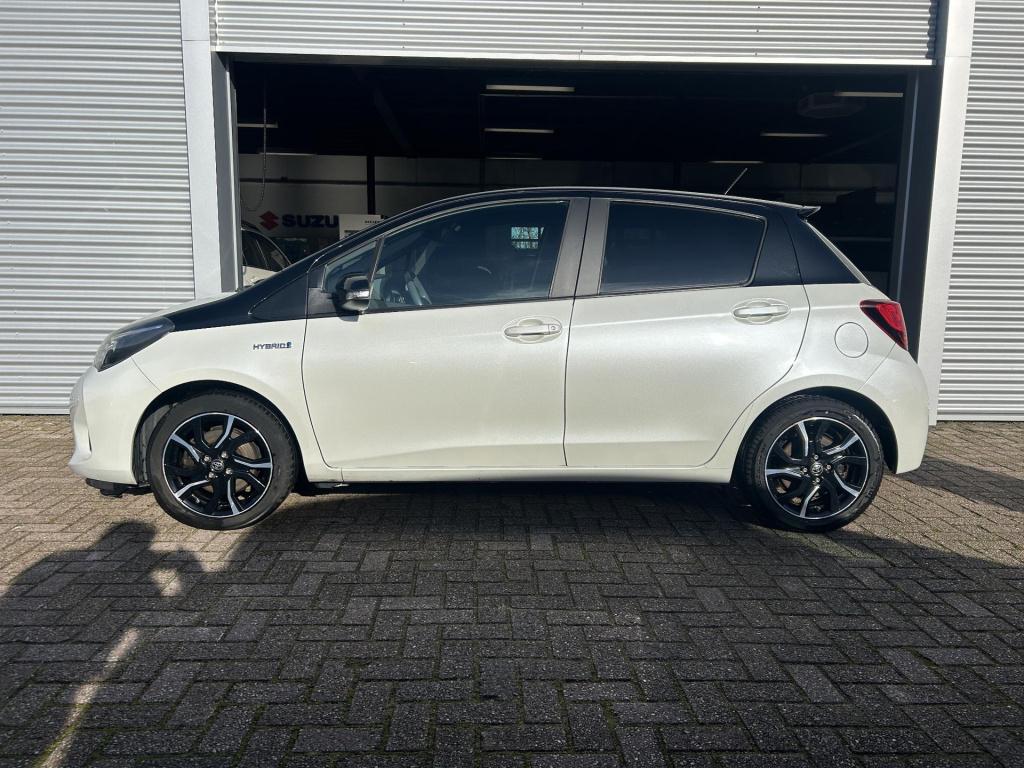 Toyota Yaris 1.5 hybrid dynamic bi-tone incl winterwielset