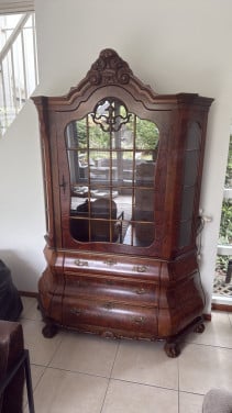 Antiek vitrine buikkast