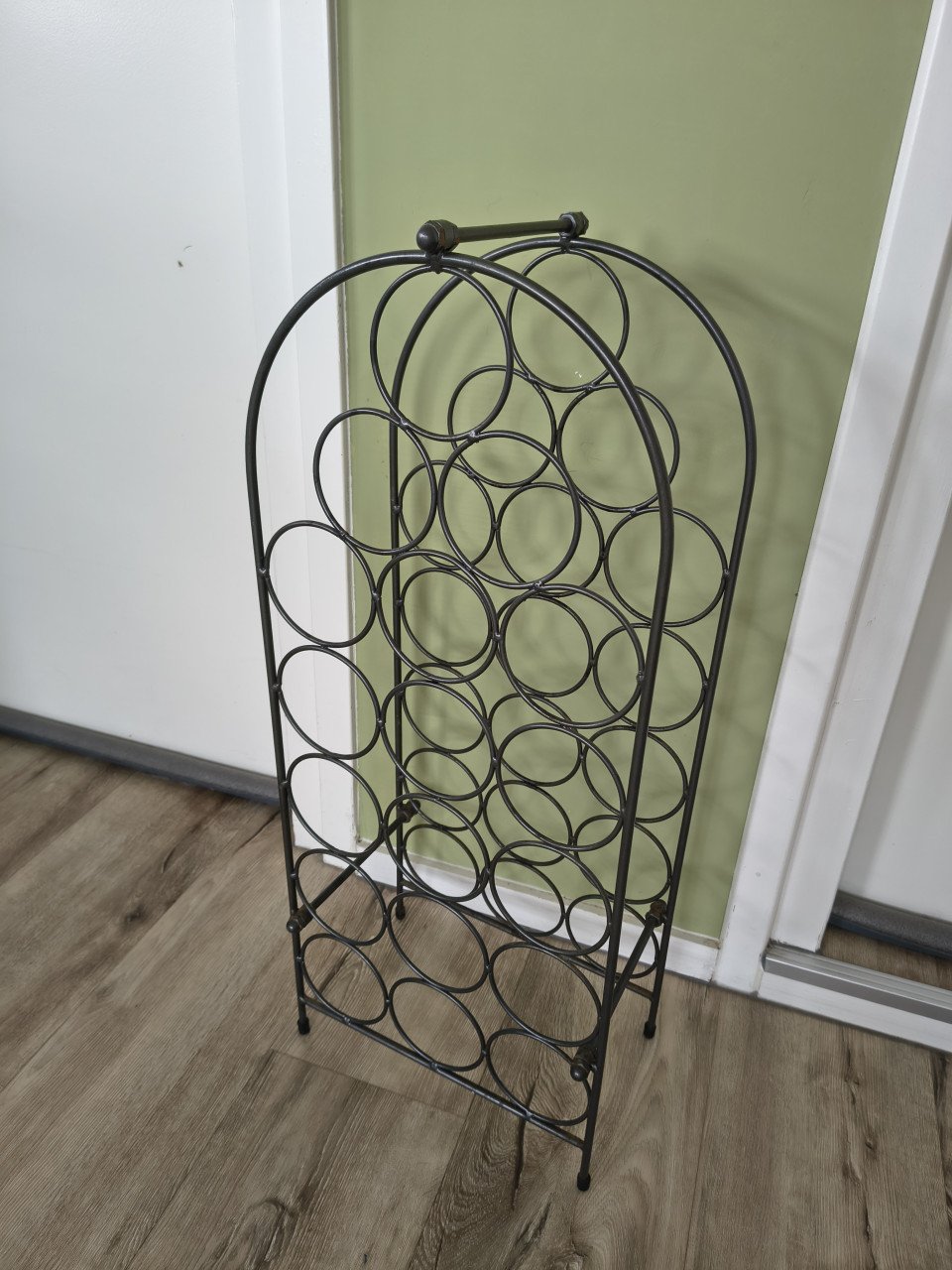 Prachtig zwart metalen wijnrek, wijnhouder. Wijnkast zwart.