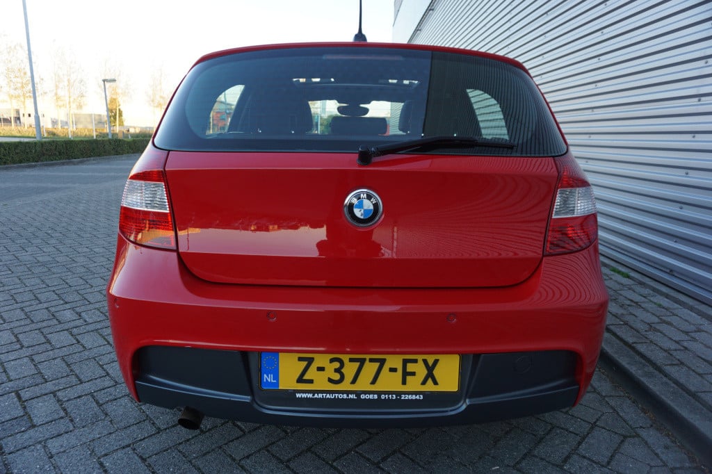 BMW 1 Serie 120i executive automaat - climate / navi / pano / cruise / park