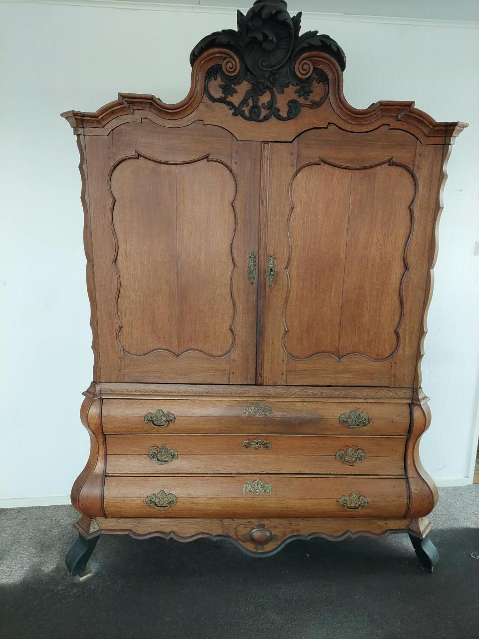 Antiek kabinet