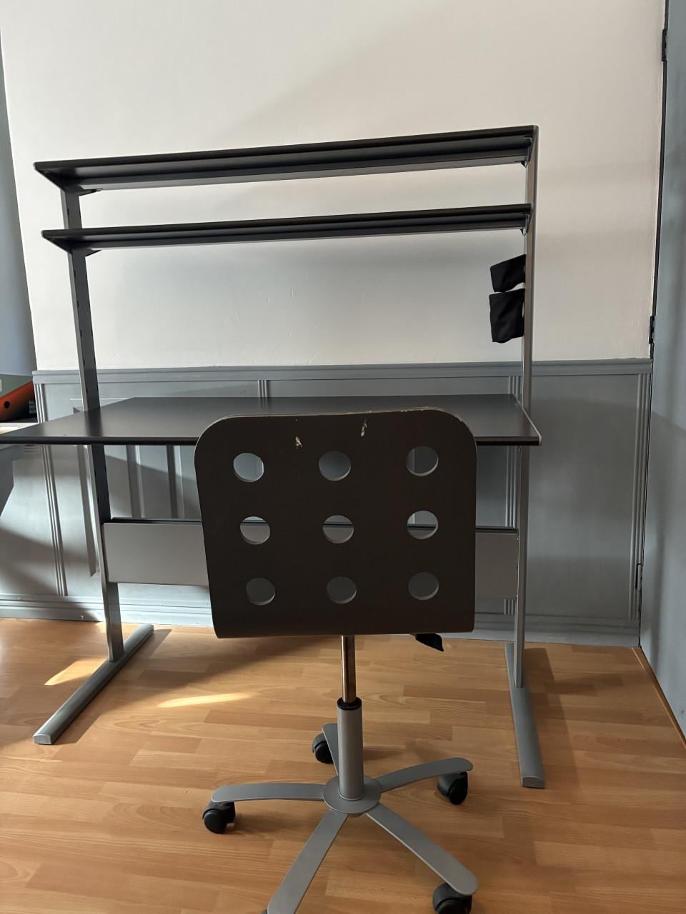 Bureau Ikea met bureaustoel